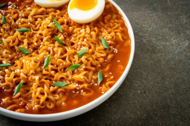 Ramyeon ya da yumurtalı Kore eriştesi Kore yemeği tarzı.