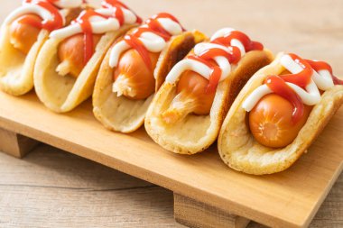 Sosisli ev yapımı krep.