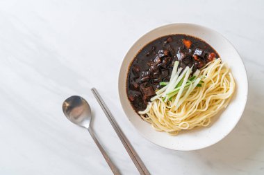 Jajangmyeon ya da JJajangmyeon, Kore Gıda Stili olan Kore eriştesidir.