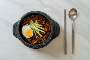 Kore fasulye soslu Anında Erişte salatalık ve haşlanmış yumurta (Jajangmyeon veya Jjajangmyeon) - Kore yemek tarzı