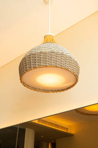 Close Mooie Rieten Lamp Met Verlichting Decoratie Een Kamer — Stockfoto