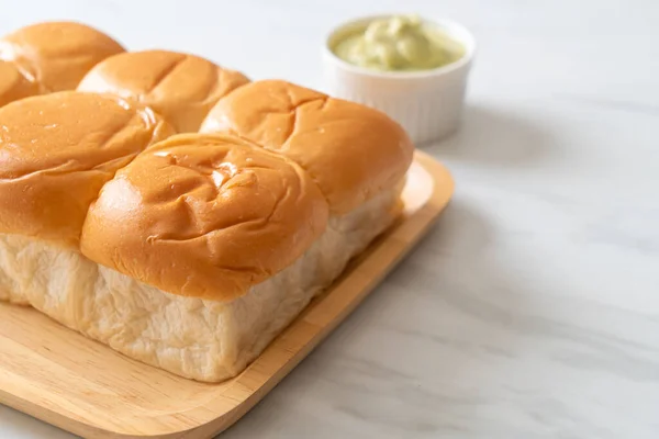 Хлеб Тайским Заварным Кремом Пандан Тарелке — стоковое фото