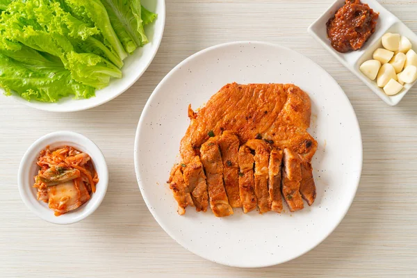 Carne Cerdo Parrilla Marinado Salsa Kochujang Estilo Coreano Con Verduras —  Fotos de Stock