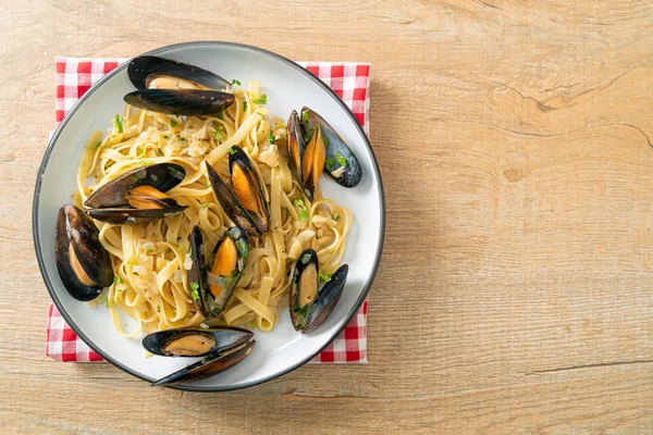 Linguine spagetti makarna vongole beyaz şarap sosu İtalyan deniz ürünleri makarna ve midye