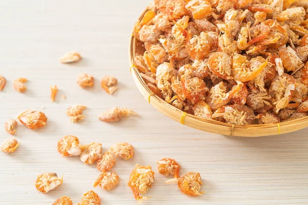 Kurutulmuş karides ya da kase içinde kurutulmuş tuzlanmış karides.