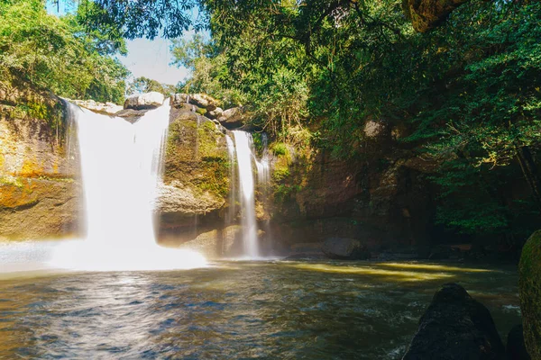 Tayland 'daki Khao Yai Ulusal Parkı' nda Güzel Saç Suwat Şelalesi