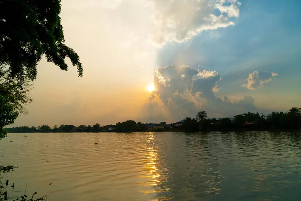 Nehir manzarası ve güzel gün batımı Tayland 'da bulutlu
