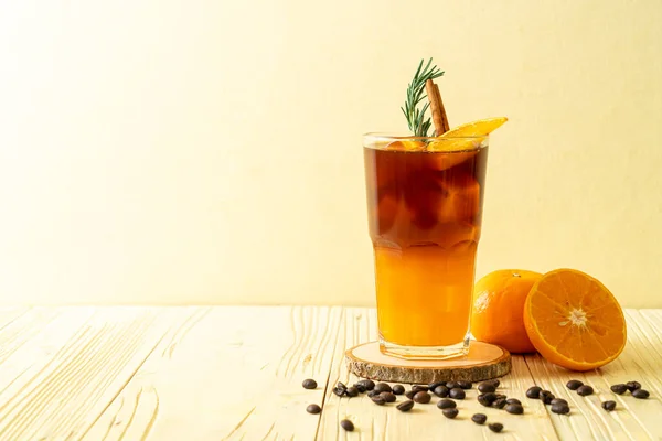 Ein Glas Amerikanischer Schwarzer Kaffee Und Eine Schicht Orangen Und — Stockfoto