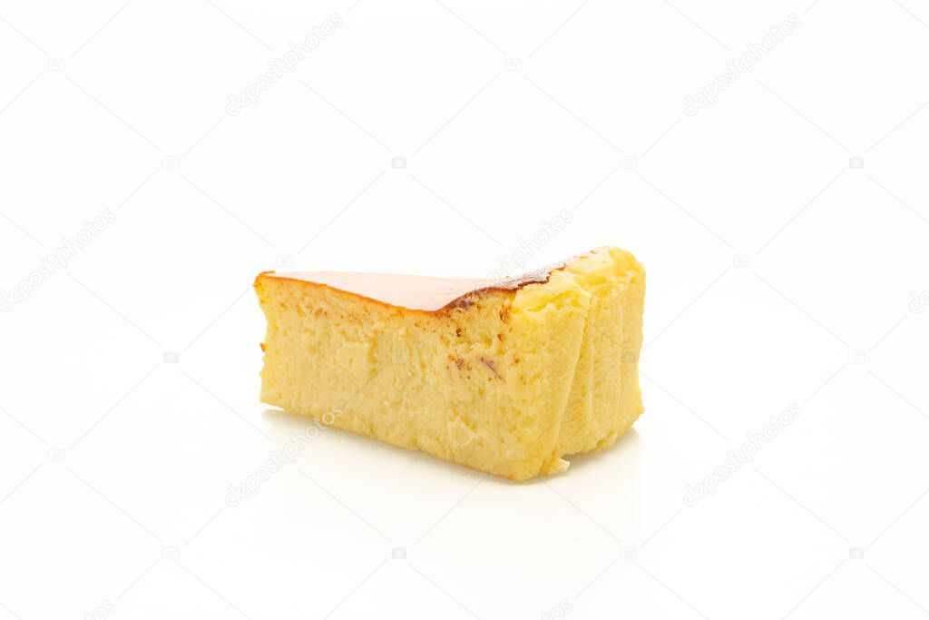 pastel de queso quemado casero aislado sobre fondo blanco 2023