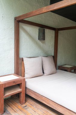 Yastık süslemesi balkondaki veranda yatağında.