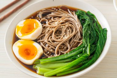 Yumurta ve sebzeli ramen eriştesi. Vejetaryen ya da vejetaryen yemek tarzı.