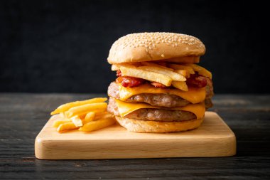 Domuz burger veya peynirli domuz burger, domuz pastırması ve patates kızartması.
