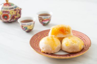 Çin pastası ay pastası ve tuzlu yumurta fıstığı ya da fındıklı börek ve tuzlu yumurta Asya yemeği.