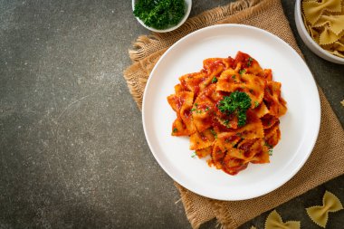Maydanozlu domates soslu farfalle makarna. İtalyan yemek tarzı.