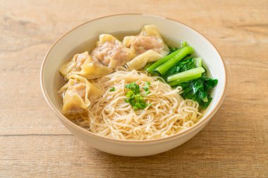 Yumurtalı erişte ile domuz çorbası veya domuz köftesi çorbası ve sebze - Asya yemeği tarzı.