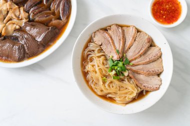 Ördek çorbalı ördek eriştesi. Asya usulü.