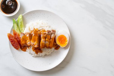 Pirinçli çıtır domuz eti ve barbekü sosu.