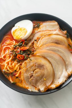 Ramen Eriştesi Baharatlı Tomyum Çorbası ile Kızarmış Domuz Füzyon Gıda Stili