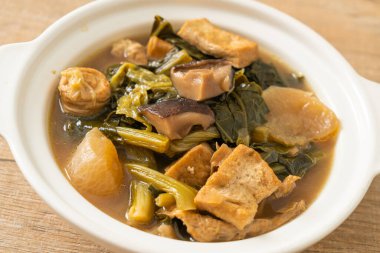 Tofulu Çin sebze güveci veya sebze çorbası karışımı - vejetaryen ve vejetaryen yemek tarzı.