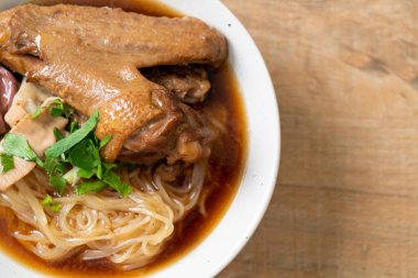 Kahverengi çorbalı ağır ateşte pişmiş ördek eriştesi. Asya usulü.