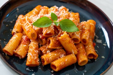 Domates soslu ve peynirli Rigatoni makarnası - geleneksel İtalyan makarnası