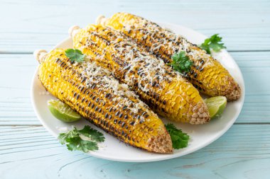 Barbekü ve ızgara mısır, peynirli ve limonlu