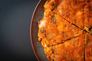 Kore kimçili krep ya da Kimçijeon - Kızarmış yumurta, kimçi ve un - Kore yemeği tarzı