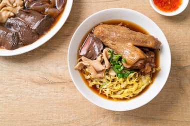 Kahverengi çorbada haşlanmış ördek ve haşlanmış yumurtalı şehriye Asya yemeği.