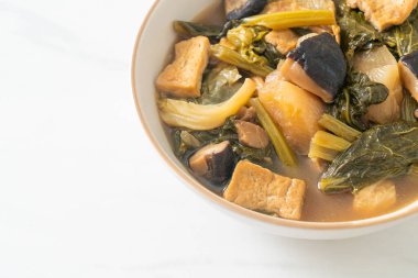 Tofulu Çin sebze güveci veya sebze çorbası karışımı - vejetaryen ve vejetaryen yemek tarzı.