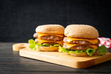 Domuz burger veya ahşap tahtada peynirli domuz burger.