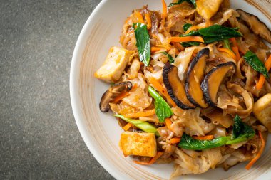 Tofu ve sebzeli kızarmış şehriye. Vejetaryen ve vejetaryen yemek tarzı.