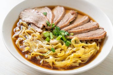 Kahverengi çorbada pişmiş ördekli yumurta eriştesi. Asya usulü.