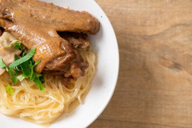 Beyaz kasede pişmiş ördekle kurutulmuş şehriye. Asya usulü.