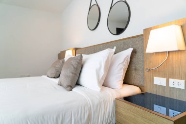 İç dekorasyon odasındaki güzel yastık.