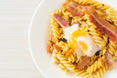 Carbonara fusilli makarna baharatlı pastırma - İtalyan yemeği tarzı.