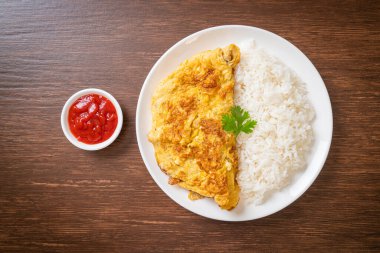 Pirinç ve ketçaplı omlet veya omlet.