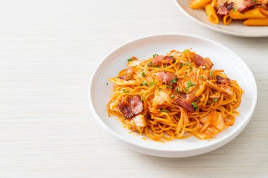 Kızarmış spagetti, kimchi ve pastırma. Füzyon yemek stili.