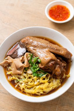 Kahverengi çorbada haşlanmış ördek ve haşlanmış yumurtalı şehriye Asya yemeği.