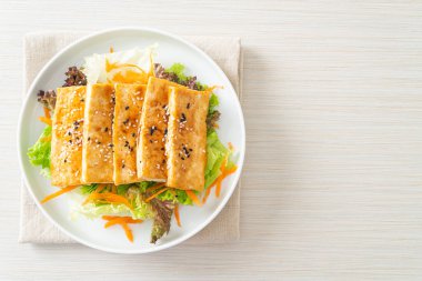 Susamlı teriyaki tofu salatası. Vejetaryen ve vejetaryen yemek tarzı.