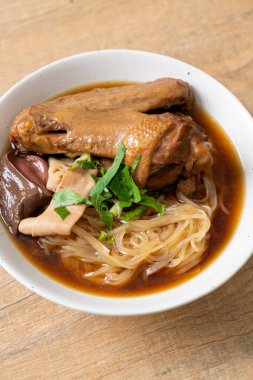 Kahverengi çorbalı ağır ateşte pişmiş ördek eriştesi. Asya usulü.