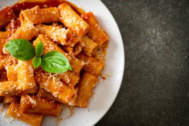 Domates soslu ve peynirli Rigatoni makarnası - geleneksel İtalyan makarnası