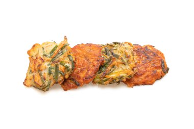 Pajeon veya Kore gözlemesi ve Kore kimchi krepi veya beyaz arka planda izole Kimchijeon