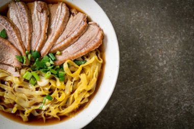 Kahverengi çorbada pişmiş ördekli yumurta eriştesi. Asya usulü.