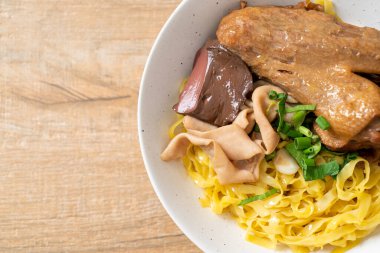 Yumurtalı erişte, kurutulmuş ördekle servis edilir. Asya usulü.