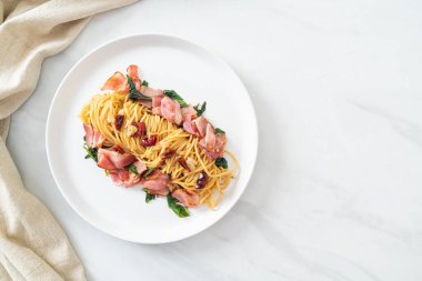 Kurutulmuş acı biber ve pastırmalı ev yapımı kızarmış spagetti.