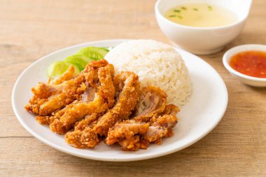 Kızarmış tavuklu Çin tavuğu pilavı ya da kızarmış tavuklu pilav çorbası. Asya usulü.