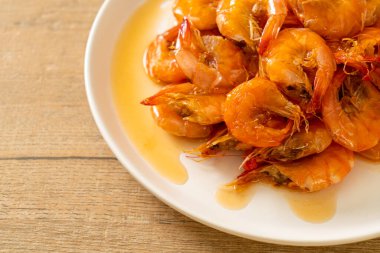 Tatlı karides, balık soslu ve şekerli Tayland yemeğidir. Asya usulü.
