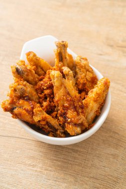 Beyaz kasede kızarmış tavuk kanadı.