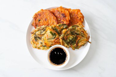 Pajeon veya Kore gözlemesi ve Kore kimçi krepi veya Kimchijeon - Kore geleneksel yemek tarzı