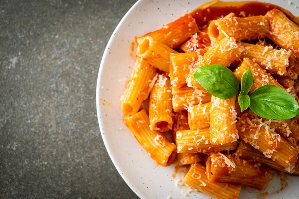Domates soslu ve peynirli Rigatoni makarnası - geleneksel İtalyan makarnası
